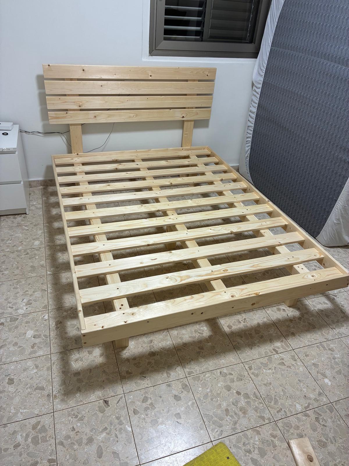 בסיס המיטה ומשענת הראש אחרי ההרכבה